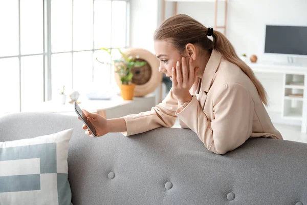 Mladá Žena Mobilní Telefon Video Chatování Doma — Stock fotografie