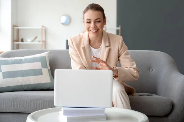 Jeune Femme Avec Ordinateur Portable Chat Vidéo Maison — Photo