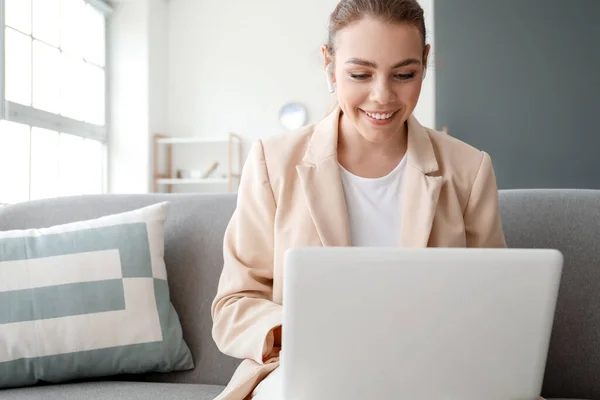 Jovem Mulher Com Laptop Vídeo Conversando Casa — Fotografia de Stock