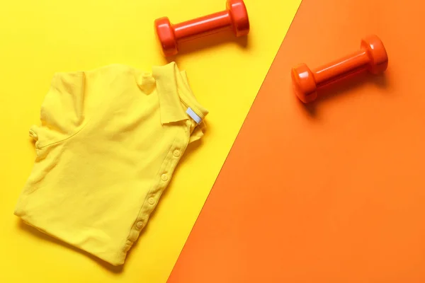 テニスシャツとダンベルの色の背景 — ストック写真