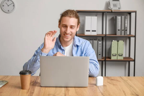 Hezký Mladý Muž Notebookem Video Chatování Kanceláři — Stock fotografie