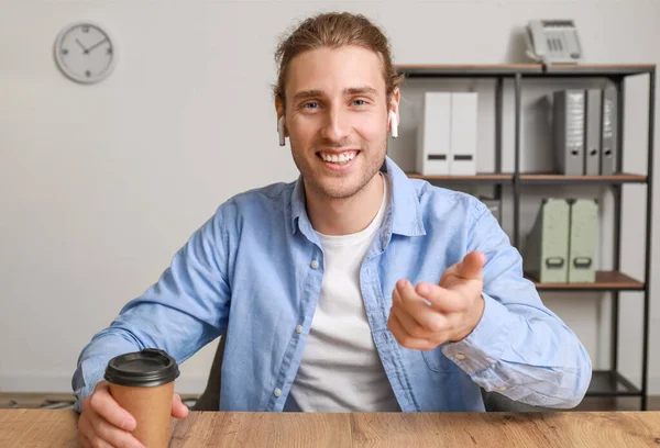 Όμορφος Νεαρός Άνδρας Φλιτζάνι Καφέ Βίντεο Κουβεντιάζοντας Στο Γραφείο — Φωτογραφία Αρχείου