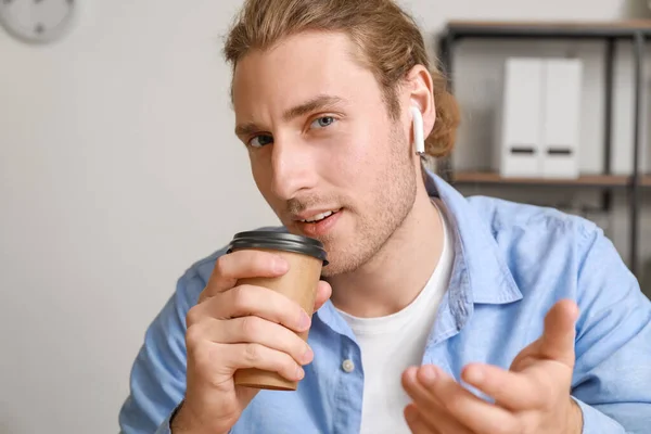 Schöner Junger Mann Trinkt Kaffee Während Büro Videochat Plaudert — Stockfoto