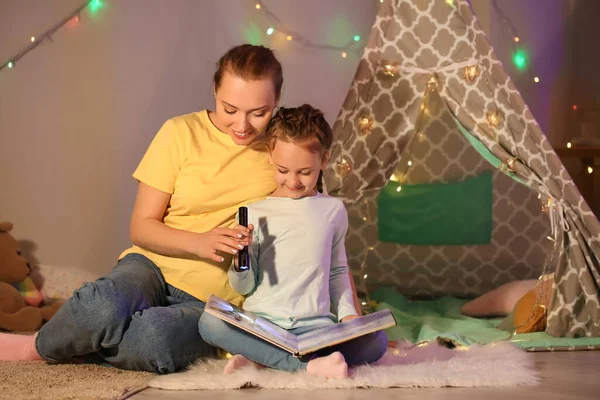 Küçük Kız Annesi Gece Geç Saatlerde Evde Masal Okuyorlar — Stok fotoğraf
