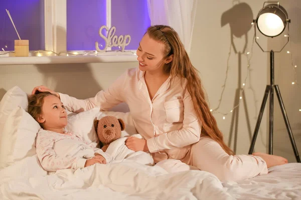 Little Girl Her Mother Going Sleep Bedroom — Stock Photo, Image