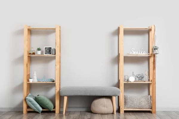 Moderne Standaard Met Planken Decor Buurt Van Lichtmuur — Stockfoto
