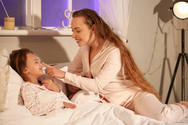 Little Girl Her Mother Going Sleep Bedroom — Stock Photo, Image