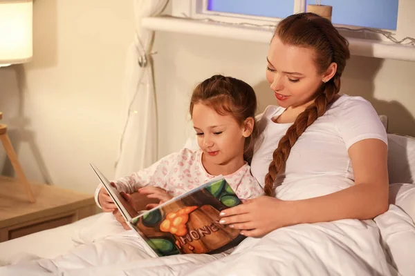 Mother Reading Bedtime Story Her Little Daughter Home — Stock Photo, Image