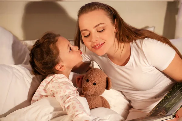 Little Girl Kissing Her Mother Going Sleep — Stock Photo, Image