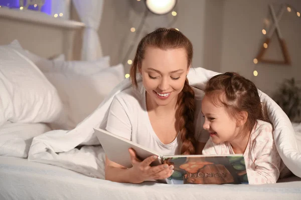 Little Girl Her Mother Reading Bedtime Story Going Sleep — Stock Photo, Image