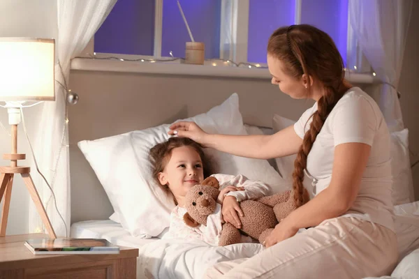 Mother Putting Her Little Daughter Bed Home — Stock Photo, Image