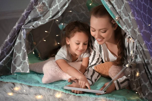 Mother Her Little Daughter Reading Bedtime Story Play Tent Home — Stock Photo, Image