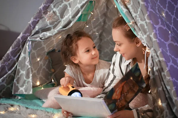 Anne Küçük Kızı Evdeki Oyun Çadırında Masal Okuyorlar — Stok fotoğraf