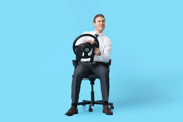 Joven Enojado Con Volante Sentado Silla Contra Fondo Color — Foto de Stock