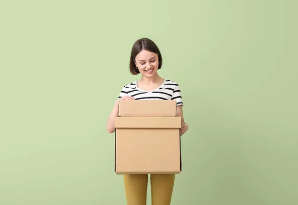 Renkli Arka Planda Kıyafet Kutuları Olan Genç Bir Kadın — Stok fotoğraf