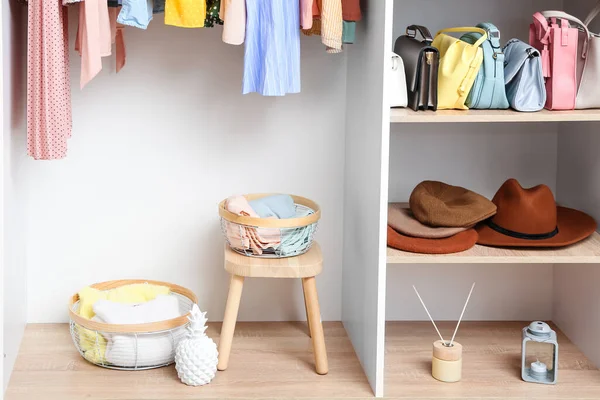 Moderne Organisatoren Met Kleding Kast — Stockfoto