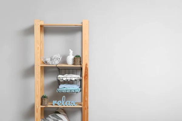 Houten Plank Met Garderobe Organisatoren Buurt Van Lichte Wand — Stockfoto