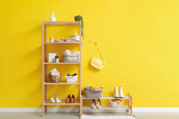 Interior Del Elegante Pasillo Con Estantería Soporte Zapatos —  Fotos de Stock