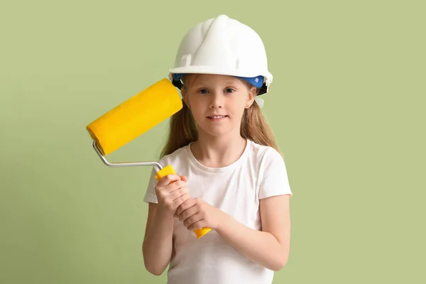 Kleines Mädchen Bollenhut Mit Farbroller Auf Grünem Hintergrund — Stockfoto