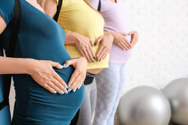 Молодые Беременные Женщины Студии Йоги Крупный План — стоковое фото