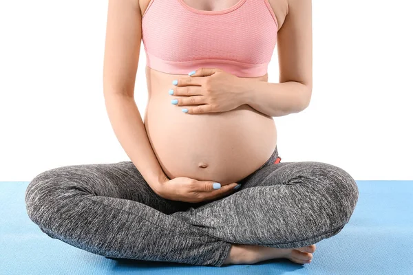 Genç Hamile Kadın Beyaz Arka Planda Yoga Yapıyor Yakın Plan — Stok fotoğraf