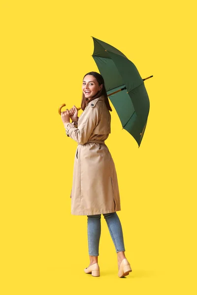 Schöne Junge Frau Mit Regenschirm Auf Farbigem Hintergrund — Stockfoto