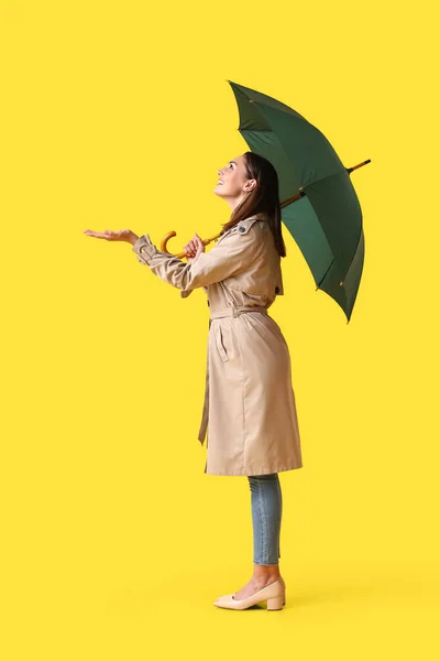 Schöne Junge Frau Mit Regenschirm Auf Farbigem Hintergrund — Stockfoto