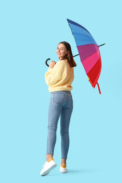 Mooie Jonge Vrouw Met Paraplu Kleur Achtergrond — Stockfoto