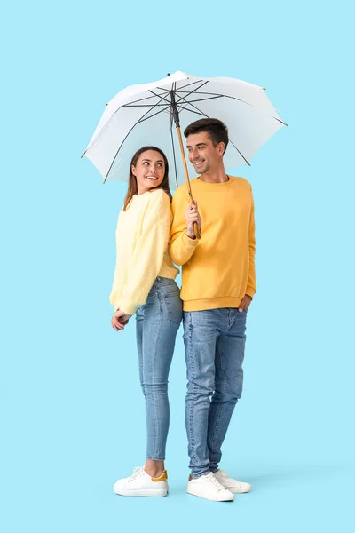 Jovem Casal Com Guarda Chuva Fundo Cor — Fotografia de Stock