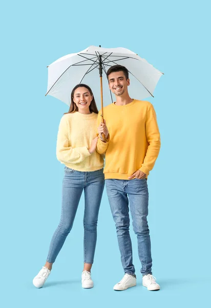 Jovem Casal Com Guarda Chuva Fundo Cor — Fotografia de Stock