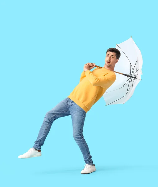 Jeune Homme Élégant Avec Parapluie Par Temps Venteux Sur Fond — Photo