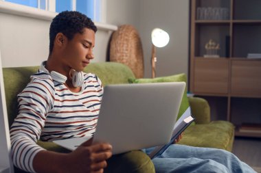 Afro-Amerikalı öğrenci akşam geç saatlerde sınava hazırlanıyor.