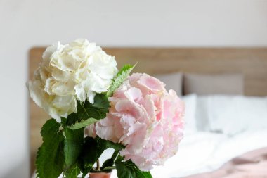 Güzel ortanca çiçekleri yatak odasında, yakın plan.