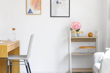 İçinde vazo ve ortanca çiçekleri olan şık bir oda.