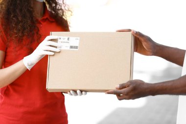 Müşteri kuryeden paket alıyor