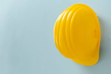 Renkli duvarda asılı plastik başlık