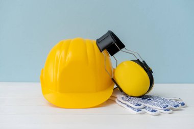 Kulak koruyucuları ve renk arkaplan eldivenli sert şapka