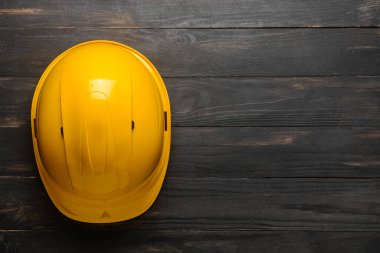 Koyu ahşap arka planda plastik şapka