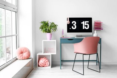 Büyük pencerenin yanında şık bir işyeri olan odanın içi