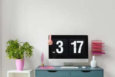 Modern bilgisayar ve dekorla beyaz duvarın yanında şık bir iş yeri