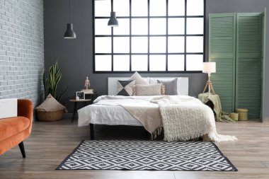 Rahat yataklı ve katlanır perdeli şık bir yatak odası.