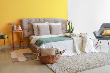Rahat mobilyaları ve şık dekorları olan modern yatak odası.