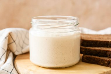 Kavanoz ve taze ekşi ekmek.