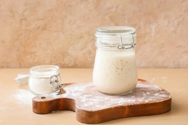 Masada taze ekşi mayalı cam kavanoz