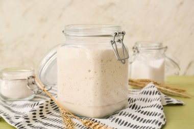 Masada taze ekşi mayalı ve dikenli şekerli kavanoz.