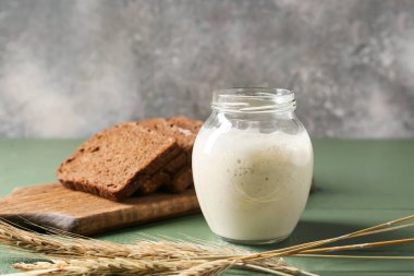 Ekşi ekmek ve çivili cam kavanoz.