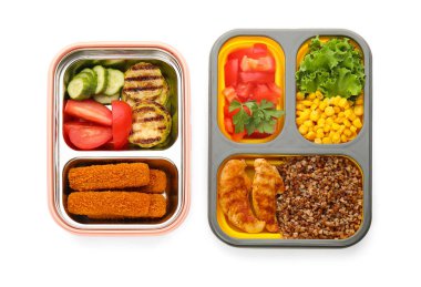 Beyaz arka planda doğal sağlıklı yiyecekleri olan kaplar.