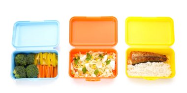 Beyaz arka planda sağlıklı yiyecekler bulunan farklı plastik kaplar.