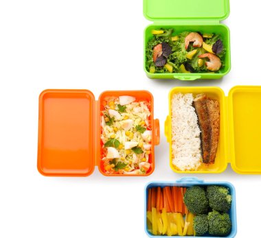 Beyaz arka planda izole edilmiş lezzetli yiyecekleri olan plastik kaplar, yakın plan.