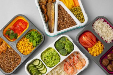 Hafif arka planda sağlıklı yiyecekleri olan kaplar, yakın plan.